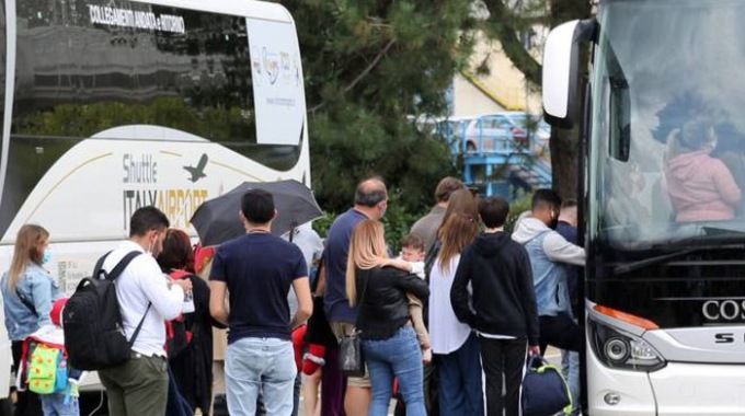 Covid, possono tornare a casa i turisti del cluster del pullman greco