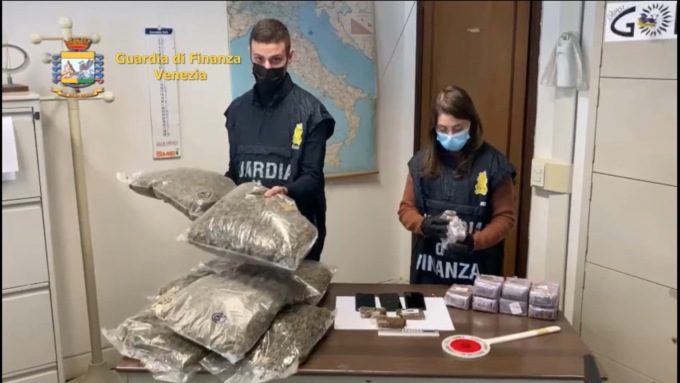 Si faceva spedire a casa chili di droga dalla Spagna, arrestato un italiano residente a San Donà