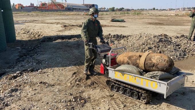 Scavano per sistemare un tubo dell’acquedotto, trovano una bomba
