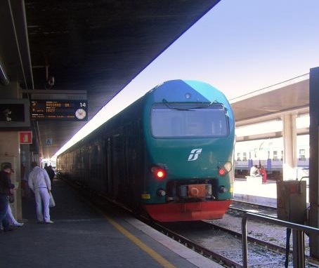 Scivola sul pavimento bagnato in treno, anziana si frattura una spalla: Trenitalia non risarcisce