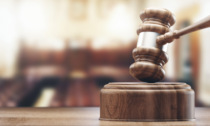 Padre di famiglia "rovinato" dal Tribunale per il divorzio: oltre al mantenimento anche un maxi risarcimento