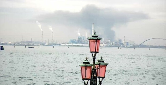 Il video dell’incendio in via dell’Elettronica alla Slim Fusina Rolling