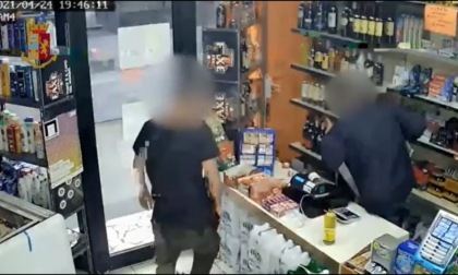 Delinquenti colpivano di sera scegliendo i titolari di negozi o mamme che andavano a prendere i figli a scuola