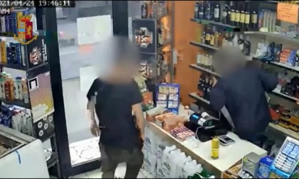 Delinquenti colpivano di sera scegliendo i titolari di negozi o mamme che andavano a prendere i figli a scuola