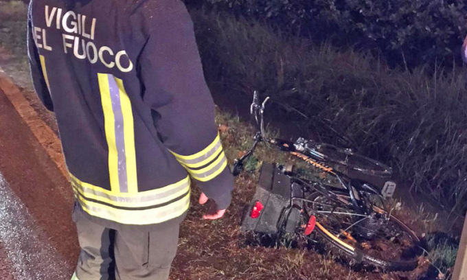 Ciclista investita da un’auto viene scaraventata nel fossato