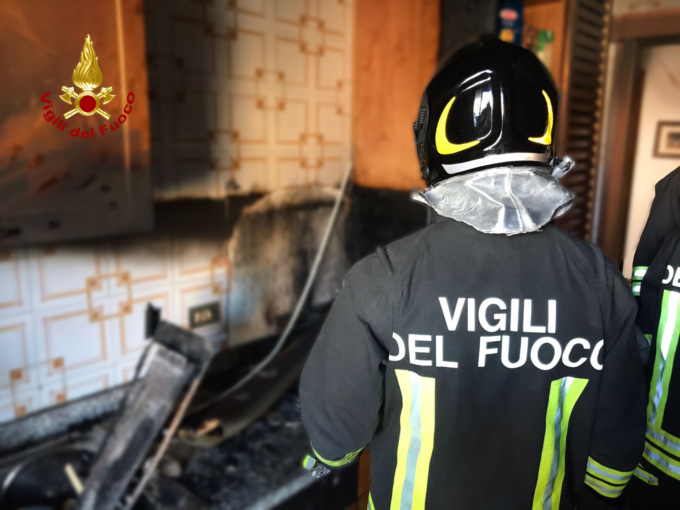 Incendio nella cucina di un appartamento, due persone intossicate dal fumo