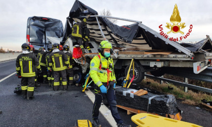 Incidente in A4, le foto del furgone che ha tamponato una bisarca