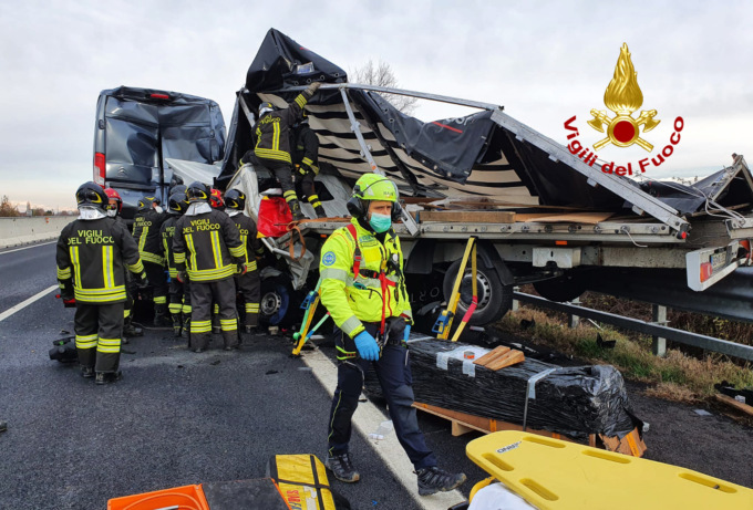Incidente in A4, le foto del furgone che ha tamponato una bisarca