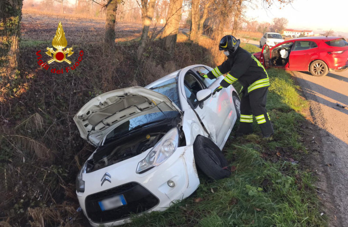 Incidente tra due auto, ferita una bimba e la sua mamma