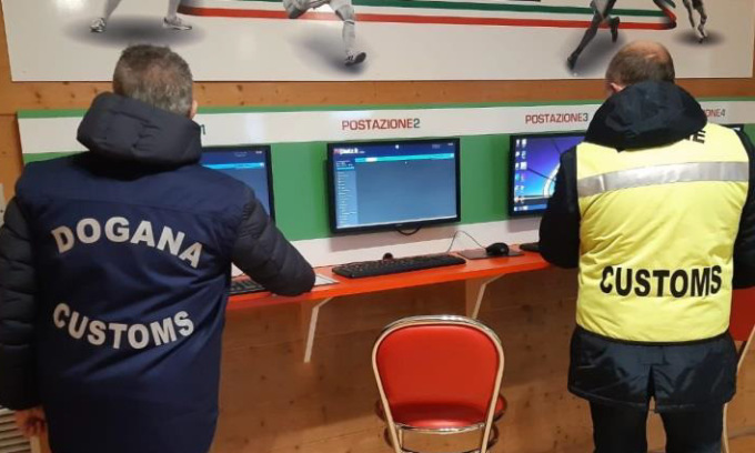 Minorenni dipendenti dal gioco: beccati alle macchinette insieme a clienti senza Green pass