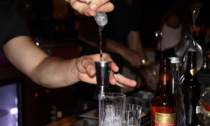 Campionati "mondiali" di lancio della bottiglia e spedizioni punitive: chiuso di sera un bar di via Gozzi