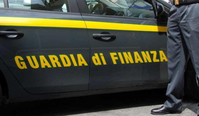 Operazione “Interstellar”, la guardia di finanza ha bloccato “il lancio” di oltre 20mila capi contraffatti