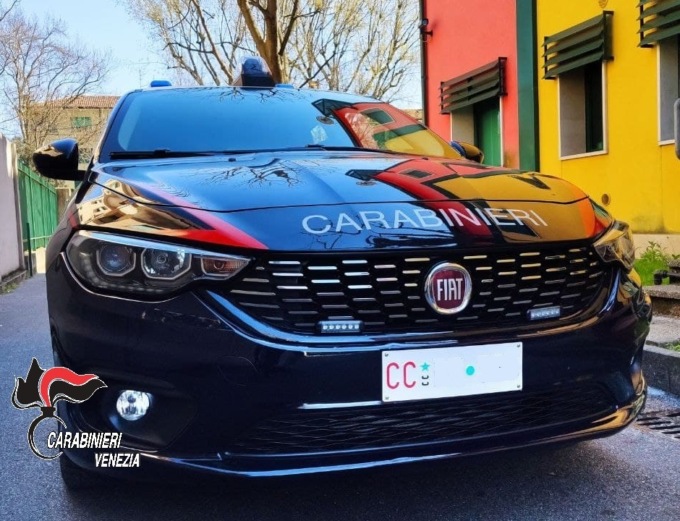 Evade dai domiciliari per andare… a rubare