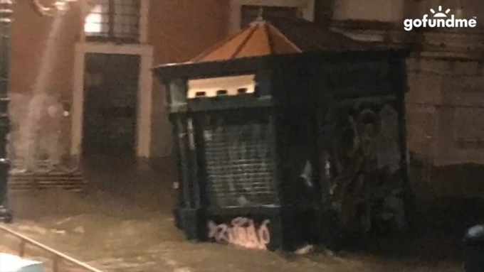 Edicola spazzata via dall’acqua granda torna alle Zattere: “Senza la generosità di tante persone oggi non sarei qua”