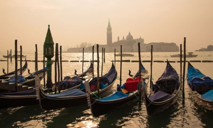 Turisti francesi cafoni e ladri: rubano una gondola e se la spassano tra i canali