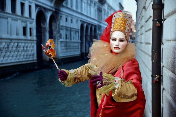 Venezia travolta dalla variante Omicron: tra alberghi vuoti, i dubbi sul Capodanno e l’ombra di un altro Carnevale “digitale”, la città soffre