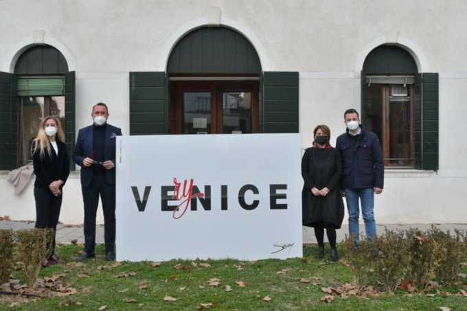 Consegnata oggi all’Amministrazione comunale l’opera di Sangy “VEryNICE”