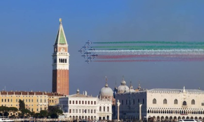 Lo spettacolo delle Frecce Tricolori nel cielo di Venezia, ma è polemica