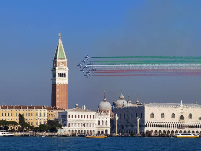 Lo spettacolo delle Frecce Tricolori nel cielo di Venezia, ma è polemica