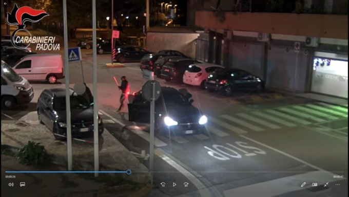 Il tremendo video della rapina in strada: preso a bastonate senza pietà dagli “Albanesi”