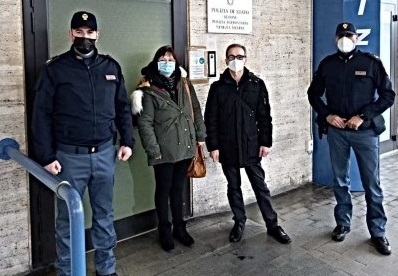 Salvato con il defibrillatore dalla Polfer, 60enne torna dagli “angeli” in divisa per ringraziarli
