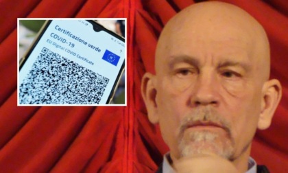 L'attore John Malkovich a Venezia come Novak Djokovic: l'hotel non lo vuole perché è senza Green pass