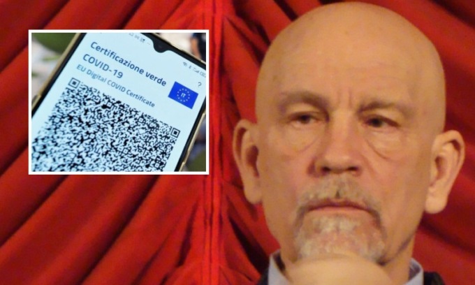 L’attore John Malkovich a Venezia come Novak Djokovic: l’hotel non lo vuole perché è senza Green pass