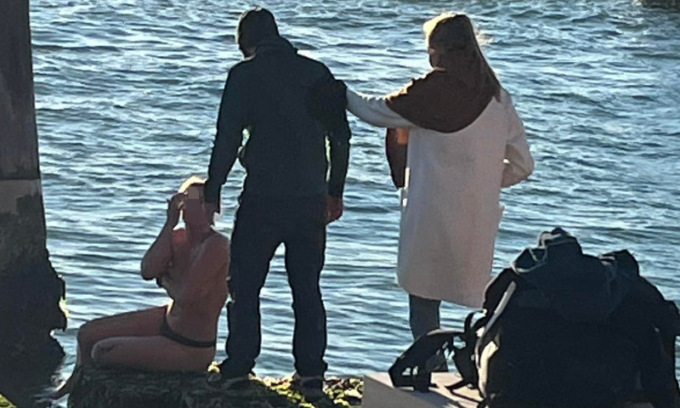 Giovane turista in perizoma e topless in Riva Sette Martiri (a due passi dal monumento alla Partigiana)