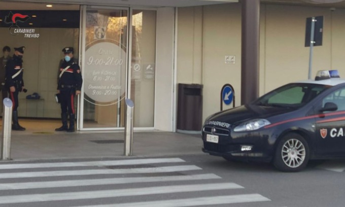 “Giardini del Sole” nel mirino dei ladri: giovane veneziana beccata mentre ruba un aspirapolvere