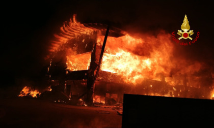 Maxi incendio a San Michele al Tagliamento: in fiamme un magazzino edile