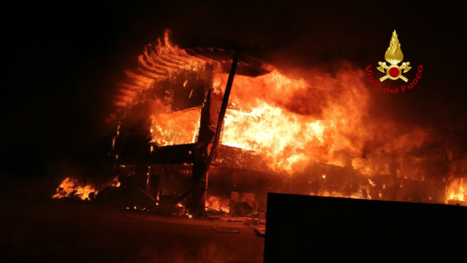 Maxi incendio a San Michele al Tagliamento: in fiamme un magazzino edile