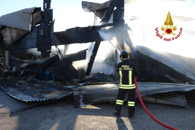 Le foto e il video del maxi incendio a San Michele al Tagliamento