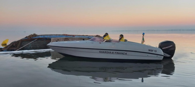 Chioggia, motopeschereccio di 12 metri parzialmente affondato in laguna