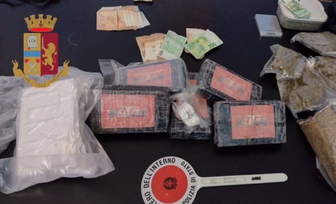 La “pista” era giusta e la Polizia fa irruzione: sequestrati 10 kg di droga, due arresti
