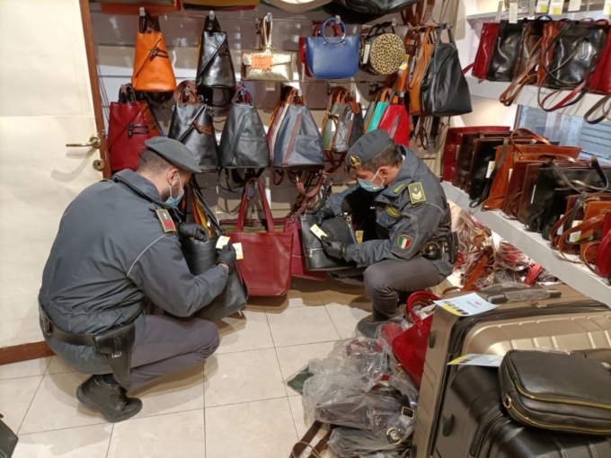 Maxi sequestro di 8mila borse di pelle e 15mila etichette di falso “made in Italy”