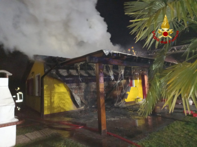 Incendio a Favaro Veneto: in fiamme il tetto di una villetta