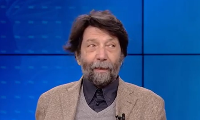 Cacciari fa marcia indietro: dopo la sua terza dose invita a vaccinarsi, ma finisce nel mirino dei No vax