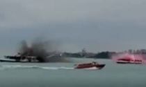 Battaglia navale a Venezia: i tifosi del Milan come pirati a colpi di bengala