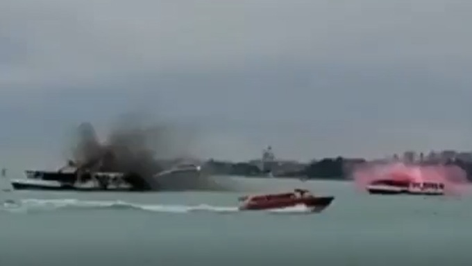 Il video dei tifosi del Milan che sparano fumogeni contro vaporetti e motoscafi