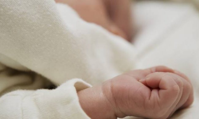 34enne positiva al Covid non vaccinata, è costretta a partorire in casa da sola