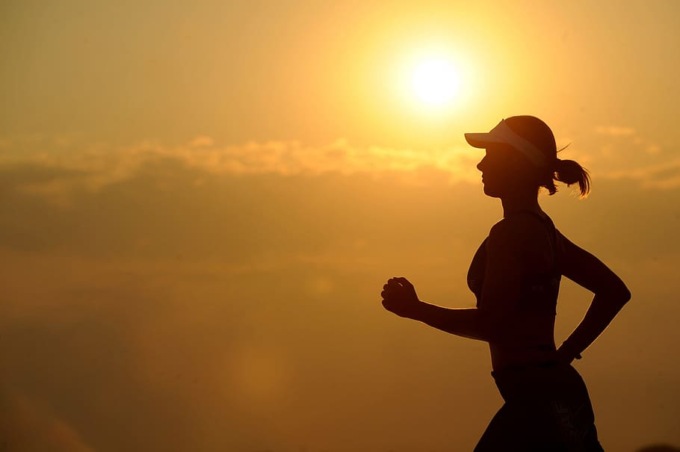 34enne tenta di violentare una donna che fa jogging, ma viene bloccato da due giovani eroi