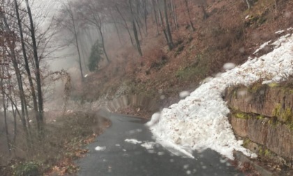 Salgono a Cima Grappa ma restano bloccati con l’auto tra neve e ghiaccio: soccorsa coppia di Chioggia