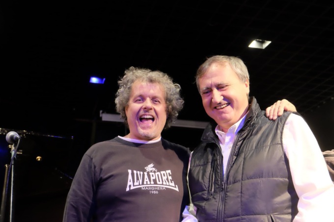 Luce a lume di candela, zero elettricità e niente gas: la ricetta anti rincaro bollette del “Vapore”