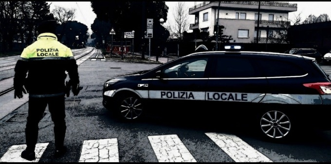 Anziano costretto al ricovero, due senzatetto gli occupano casa