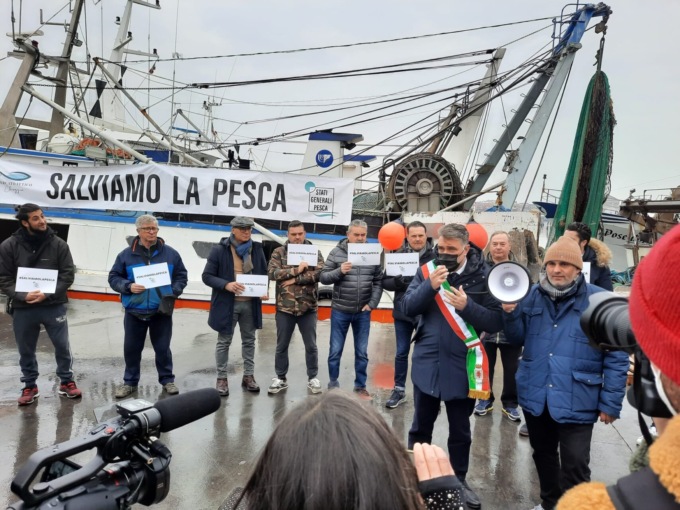Chioggia, video e foto della protesta a sirene spiegate di armatori e pescatori contro il caro gasolio
