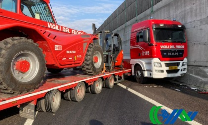 La foto del camion dei Vigili del fuoco di traverso in autostrada: Passante bloccato e traffico in tilt