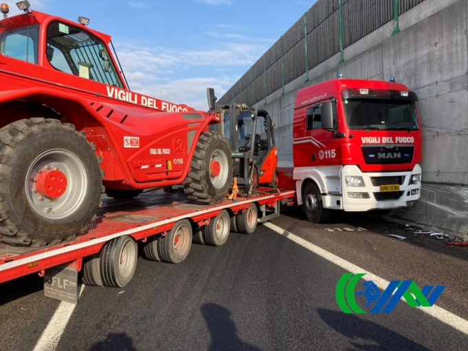 La foto del camion dei Vigili del fuoco di traverso in autostrada: Passante bloccato e traffico in tilt