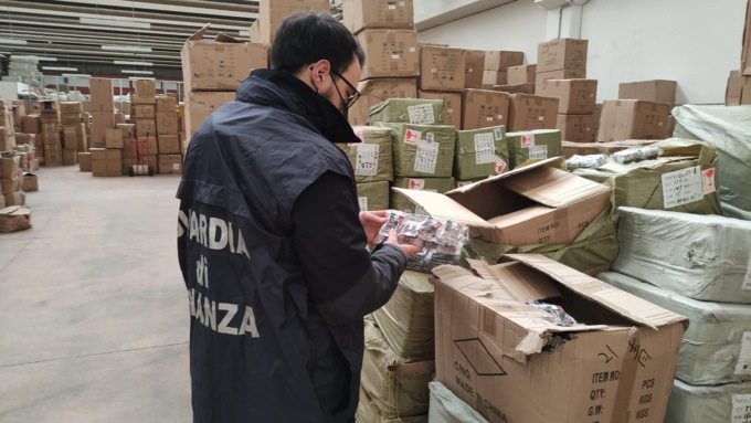 Lotta al falso “made in Italy”: sequestrati oltre 70mila souvenir veneziani