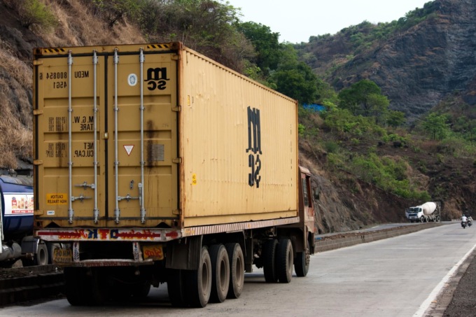 Clandestini minorenni nascosti nel rimorchio di un tir proveniente dalla Romania