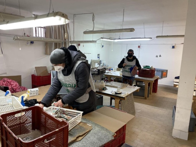 Producevano (falsi) capi d’abbigliamento da sogno in laboratori da incubo in provincia di Venezia